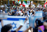 Teilnehmer des israelfeindlichen "Al-Quds-Marschs" 2018 und pro-israelische Gegendemonstranten.