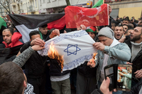Jugendliche verbrennen in Neukölln nach einer Pro-Palästina-Demonstration eine selbst gebastelte Israel-Fahne.