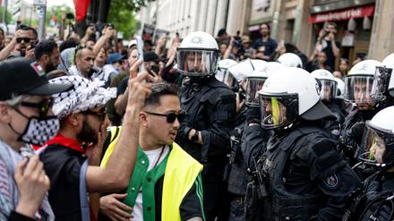 Polizisten stehen am Rande an einer Demonstration nach der Auflösung der «Palästina Konferenz» in Berlin-Mitte.