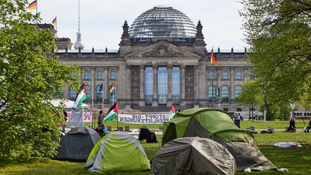 Am Reichstagsbeäude hatten Pro-Palästina-Aktivisten ein Protestcamp aufgebaut. (Archivbild)