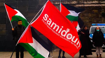 Palästina- und Samidoun-Fahnen bei einer Demonstration.