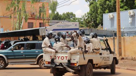 Polizisten am Rande eines Marsches zur Unterstützung der Putschisten in der Hauptstadt. Nach dem Putsch im Niger sichern Tausende dem Militär ihre Unterstützung zu.