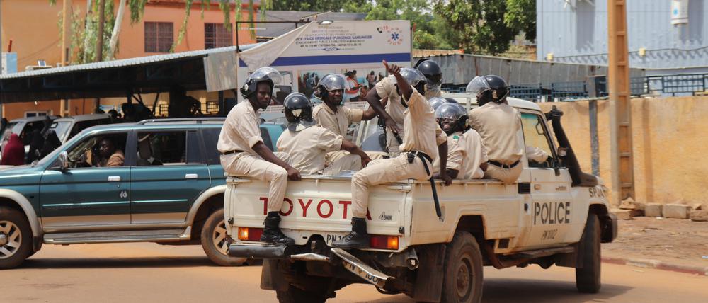 Polizisten am Rande eines Marsches zur Unterstützung der Putschisten in der Hauptstadt. Nach dem Putsch im Niger sichern Tausende dem Militär ihre Unterstützung zu.