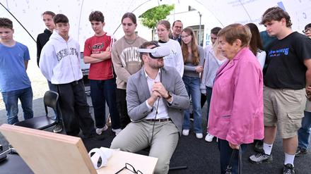 Christian Zipfel, der künstlerische Leiter des Projektes, führt Zeitzeugin Ruth Winkelmann die VR-Brille vor. Zehntklässler der Voltaire-Gesamtschule waren in das Projekt eingebunden - unter anderem bei der Entwicklung der Fragen und beim Schnitt des Filmmaterials.