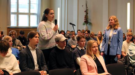 Projekt „Laden oder tanken?“ – Schüler diskutieren mit Minister Jörg Steinbach die Zukunft alternativer Antriebe.