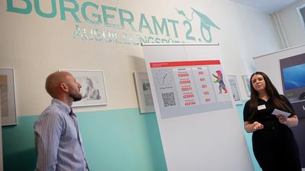 Eine Auszubildende erklärt während eines Pressetermins einen Teil des Projekts „Bürgeramt der Zukunft“ im Ausbildungsbürgeramt Kreuzberg. 