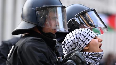 Eine der propalästinensischen Besetzerinnen des Instituts für Sozialwissenschaften der Berliner Humboldt-Universität (HU) wird von zwei Polizisten aus dem Gebäude gebracht.