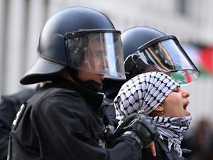 Eine der propalästinensischen Besetzerinnen des Instituts für Sozialwissenschaften der Berliner Humboldt-Universität (HU) wird von zwei Polizisten aus dem Gebäude gebracht.