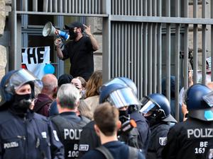 Polizisten beginnen mit der Räumung der pro-palästinensischen Demonstranten haben vor dem Institut für Sozialwissenschaften der Berliner Humboldt-Universität (HU).