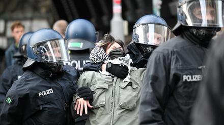 Eine der pro-palästinensischen Besetzerinnen des Instituts für Sozialwissenschaften der Berliner Humboldt-Universität (HU) wird von zwei Polizisten aus dem Gebäude gebracht.