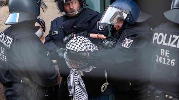 Eine der propalästinensischen Besetzerinnen des Instituts für Sozialwissenschaften der Berliner Humboldt-Universität (HU) wird von Polizisten aus dem Gebäude gebracht.