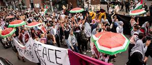 Menschen nehmen an der Propalästinensische Demonstration „Palestine will be free“ teil. Der 15. Mai markierte den Nakba-Gedenktag, an dem die Palästinenser der Vertreibung vor 76 Jahren gedenken. 