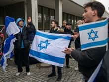 Attacke auf jüdischen Studenten in Berlin: Ermittler gehen von gezieltem Angriff aus – Wegner stärkt Senatorin den Rücken