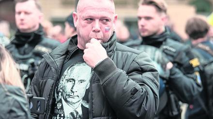 Ein Mann trägt ein T-Shirt, auf dem der russische Präsident Putin abgebildet ist, bei einer pro-russischen Demonstration.  (Archivbild)
