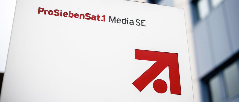 Logo und der Schriftzug der ProSiebenSat.1 Media SE: Der Fernsehkonzern will in Deutschland noch in diesem Jahr rund 400 Stellen abbauen.