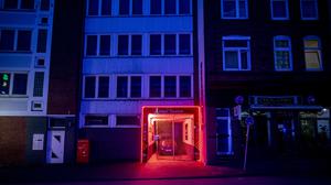 Der Eingang zu einem Eros-Center in Kiel wird von Neonlampen beleuchtet. 