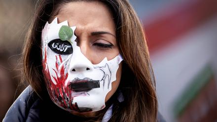 Wer als Frau gegen das Regime protestiert, dem droht Folter auch in Form sexualisierter Gewalt.