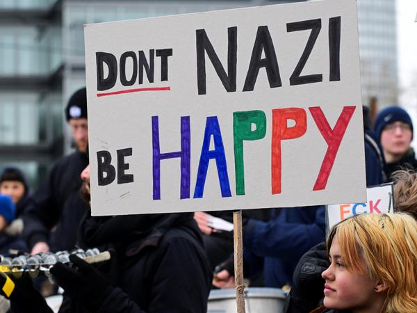 „Dont (sic) Nazi Be Happy“ steht auf einem Plakant bei einer Demo in Köln am 21. Januar.