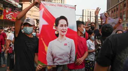 Demonstranten in Yangon mit einem Porträt von Aung San Suu Kyi kurz nach dem Militärputsch in Myanmar (Archivbild von 2021)