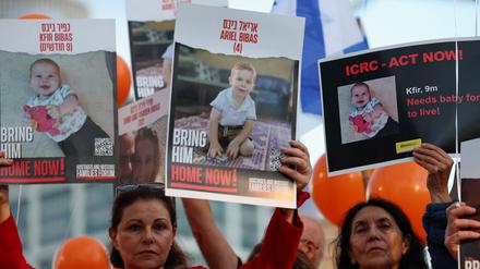 Demonstranten halten Transparente und fordern die sofortige Freilassung der Geiseln, insbesondere von Shiri Bibas (32), ihrem Ehemann Yarden Bibas (34) und ihren Kindern Kfir Bibas (10 Monate) und Ariel (4). 