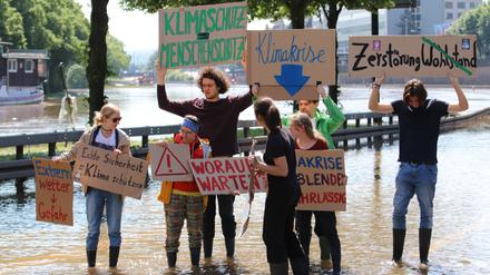 Klimaaktivisten der Gruppe Fridays for Future am 20. Mai bei einer Aktion auf der überfluteten Autobahn 620 in Saarbrücken.