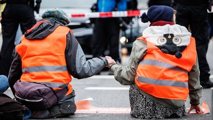 Aktivisten der Klimaschutz-Initiative ·Letzte Generation· haben sich am Stachus mit ihren Händen auf die Straße geklebt. (Archiv)