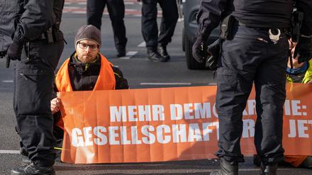 Erneut haben Klimaaktivisten vom „Aufstand der Letzten Generation“ in Berlin Straßen im morgendlichen Berufsverkehr blockiert. 