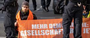 Erneut haben Klimaaktivisten vom „Aufstand der Letzten Generation“ in Berlin Straßen im morgendlichen Berufsverkehr blockiert. 