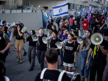 Polizei reagiert mit Wasserwerfern: Erneut protestieren tausende Israelis gegen Premier Netanjahu