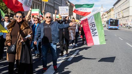 Am 15. Oktober 2022, versammelten sich hunderte Teilnehmer*innen in München, um ihre Solidarität mit den Protestierenden im Iran zu zeigen und für eine gerechte Behandlung von Frauen im Iran zu protestieren.