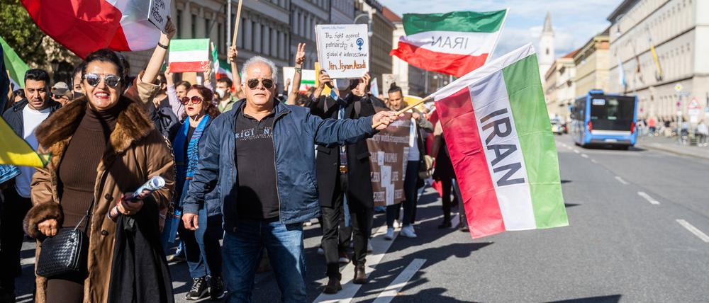 Am 15. Oktober 2022, versammelten sich hunderte Teilnehmer*innen in München, um ihre Solidarität mit den Protestierenden im Iran zu zeigen und für eine gerechte Behandlung von Frauen im Iran zu protestieren.