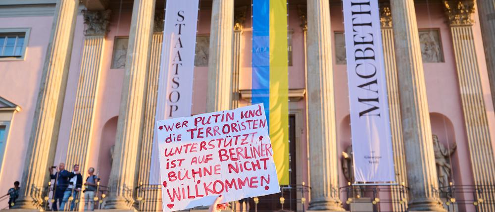 Demonstration vor der Staatsoper Unter den Linden gegen den Auftritt von Anna Netrebko statt. 