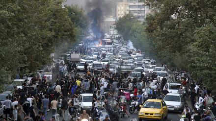 Demonstranten skandieren während eines Protestes in der Innenstadt von Teheran Parolen gegen den Tod der 22-jährigen Iranerin Mahsa Amini.