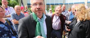 Oberbürgermeister Mike Schubert (SPD) verteidigte die Unterkunft im Kirchsteigfeld vor dem lauten Gebrüll einiger Anwohner.
