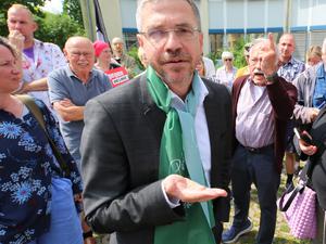Oberbürgermeister Mike Schubert (SPD) verteidigte die Unterkunft im Kirchsteigfeld vor dem lauten Gebrüll einiger Anwohner.