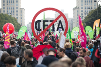Tausende Menschen nehmen am im September an der Demonstration gegen die Handelsabkommen Ceta und TTIP in Berlin teil.