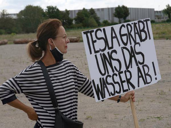 Teilnehmerin an einer Demonstration gegen die Ansiedlung von Tesla.