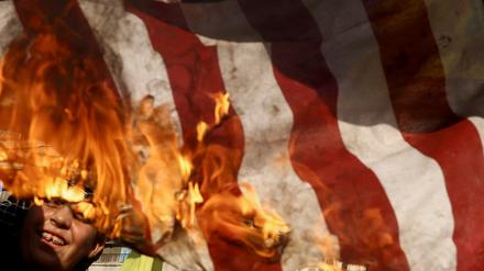 In Beirut im Libanon wird eine US-Flagge bei Protesten verbrannt.