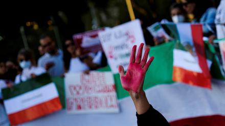 Women shout slogans during a protest at Catalunya square in support of Iranian women and against the death of Mahsa Amini in Barcelona, Spain October 4, 2022. REUTERS/Nacho Doce