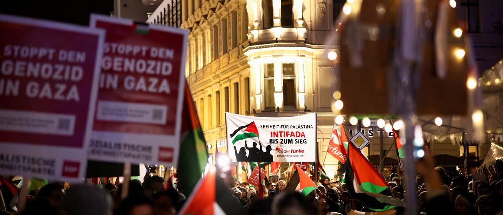 People take part in a demonstration in support of Palestinians in Gaza, amid the ongoing conflict between Israel and the Palestinian group Hamas, in Berlin, Germany, November 10, 2023. REUTERS/Liesa Johannssen