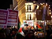 Pro-Palästina-Demo in Berlin-Mitte: Hunderte demonstrieren am Checkpoint Charlie