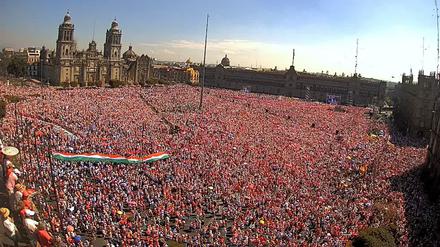 Zehntausende Menschen demonstrieren gegen eine geplante Wahlreform in Mexiko-Stadt. 