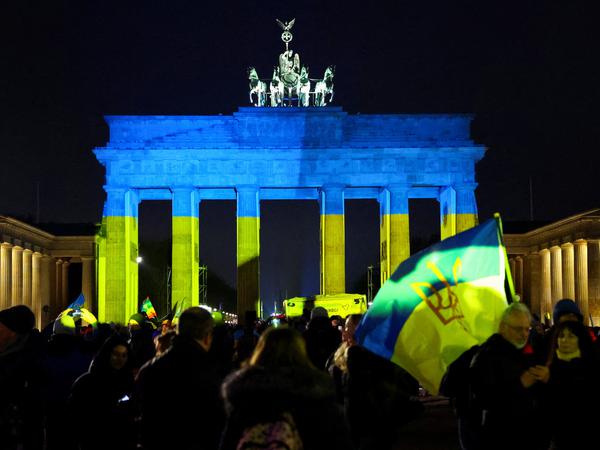 Das Brandenburger Tor wurde am Abend erneut in den Landesfarben der Ukraine beleuchtet.