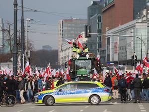 27.02.2024, Polen, Warschau: Bauern demontrieren in Warschau. Mit einem Sternmarsch in Warschau wollen die Bauern auf ihre Lage aufmerksam machen. Der Protest richtet sich gegen die EU-Agrarpolitik, aber auch gegen die Einfuhr günstiger Agrarprodukte aus der Ukraine. Foto: Leszek Szymanski/PAP/dpa +++ dpa-Bildfunk +++