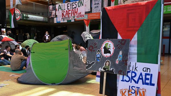 Propalästinensische Aktivisten haben in einem Gebäude der Universität Bremen ein Protestcamp errichtet. 