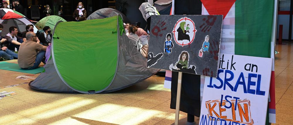 Propalästinensische Aktivisten haben in einem Gebäude der Universität Bremen ein Protestcamp errichtet. 