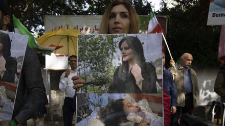 Exil-Iraner protestieren vor der iranischen Botschaft in Berlin.