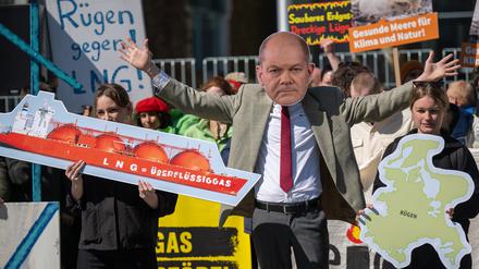  Vertreter von Greenpeace, Nabu, der Deutschen Umwelthilfe und der Klimaschutzbewegung Fridays for Future demonstrieren vor dem Bundeskanzleramt gegen geplanten Bau eines LNG-Terminals auf der Insel Rügen. 