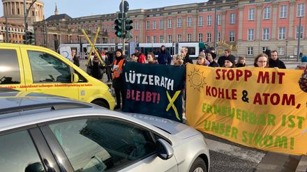 Aus Protest gegen die Räumung des rheinischen Dorfes Lützerath hatten Aktivisten von Extinction Rebellion in Potsdam kurzzeitig den Verkehr blockiert.