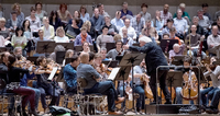 Simon Rattle bei einer Protestaktion mit dem Chor und dem BR-Symphonieorchester gegen die drohende Schließung des EUYO.